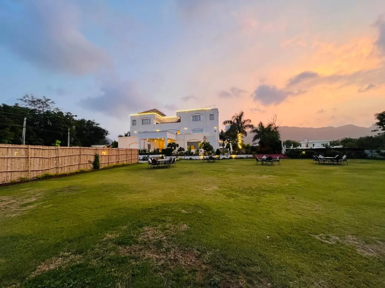 מלון אודייפור Surya Kothi Resort