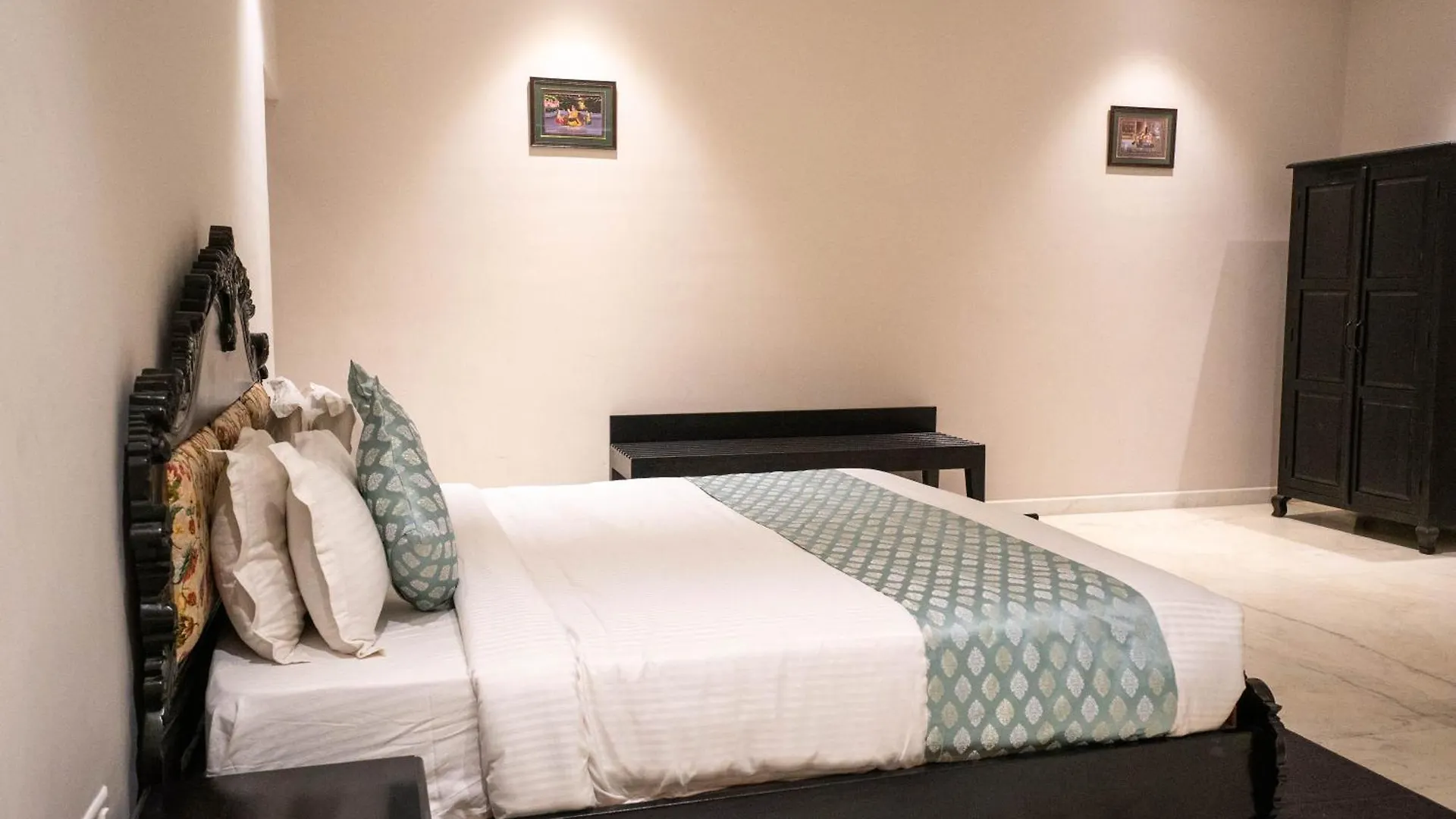 אודייפור Surya Kothi Resort מלון